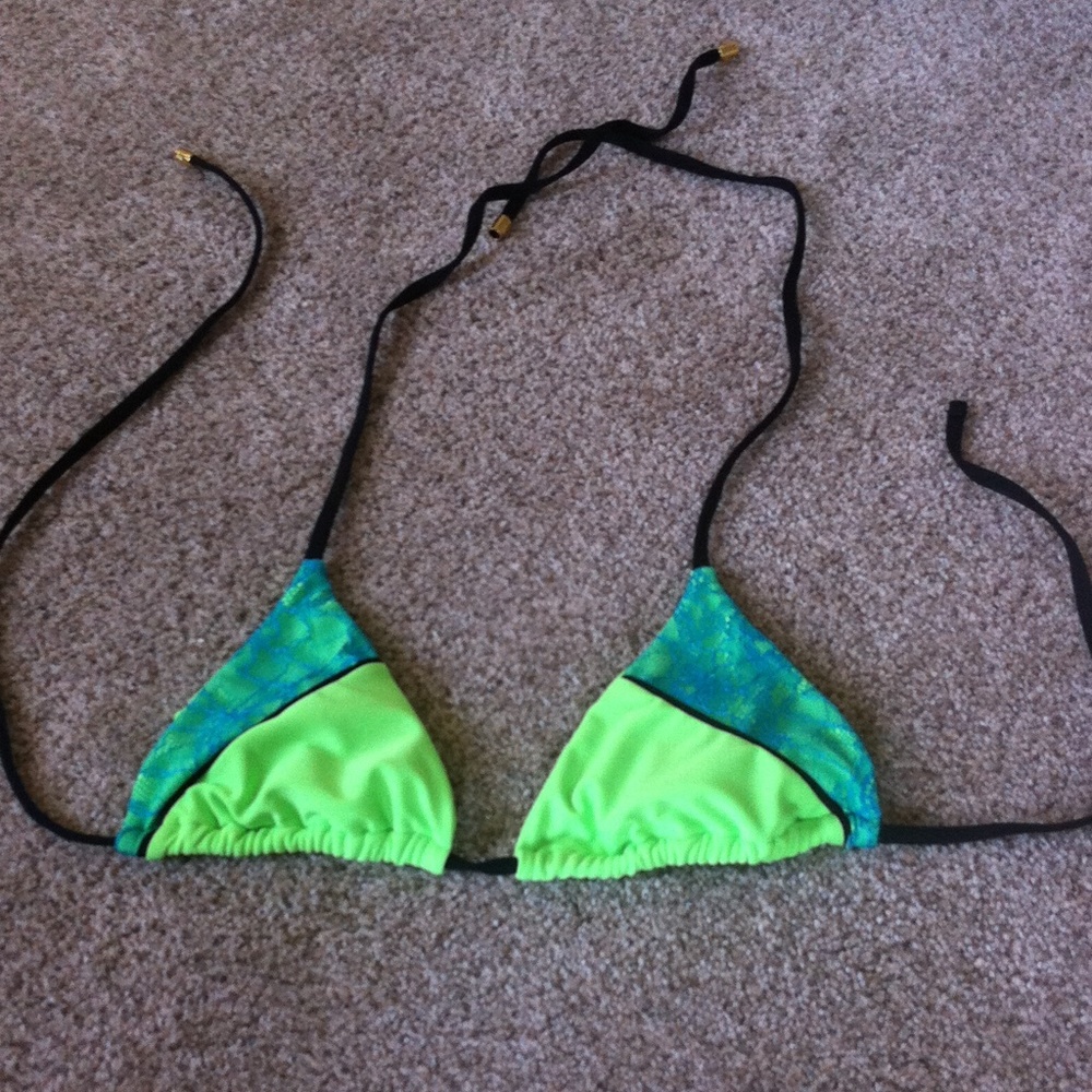 Beach Bunny triangle top